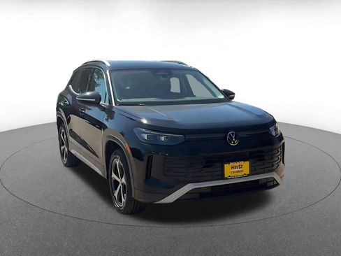 Used 2026 Volkswagen Tiguan SE AWD/4WD image 3