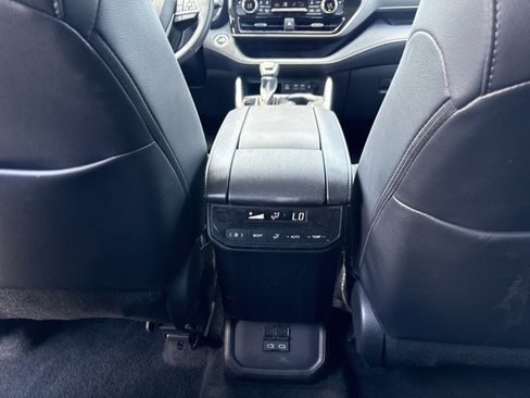Used 2025 Toyota Highlander XLE AWD/4WD image 22