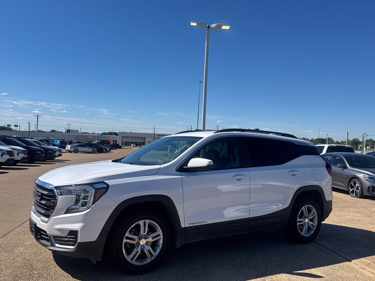 Used 2022 GMC Terrain SLE w/ Driver Convenience Package FWD image 12