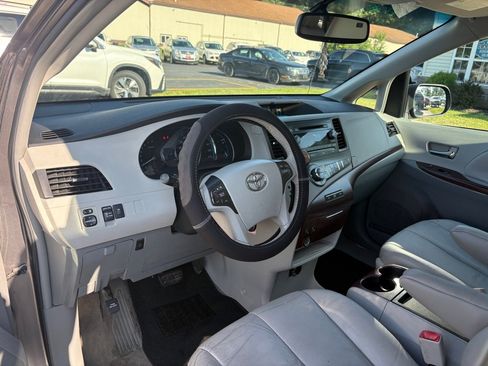 Used 2011 Toyota Sienna XLE FWD image 14