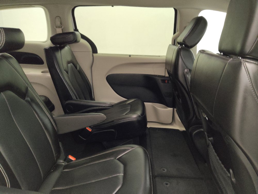 Used 2024 Chrysler Pacifica Touring-L FWD image 19