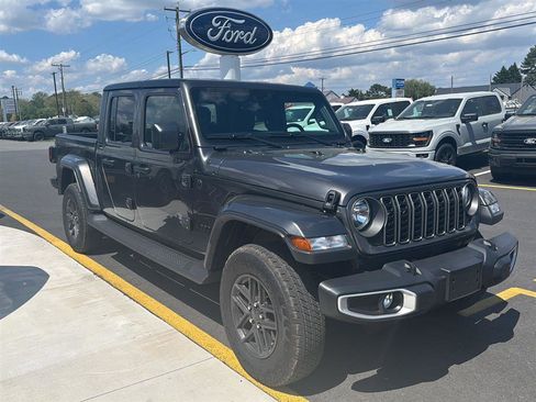 Used 2025 Jeep Gladiator Sport image 7