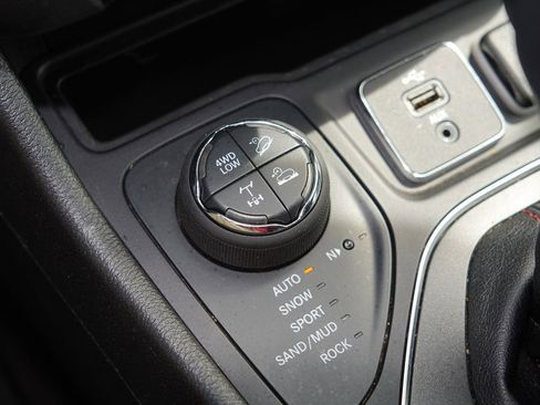 Used 2019 Jeep Cherokee Trailhawk AWD/4WD image 29