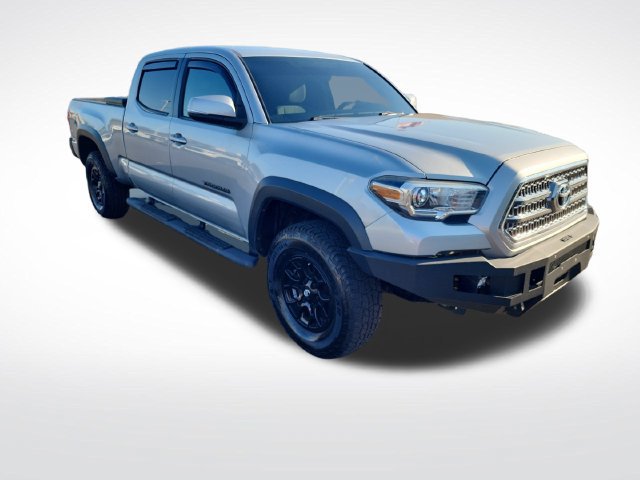 Used 2017 Toyota Tacoma TRD Off-Road AWD/4WD image 8
