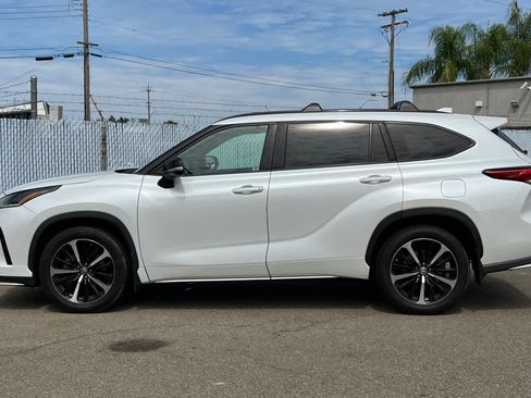 Used 2022 Toyota Highlander XSE AWD/4WD image 2