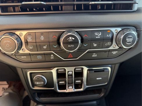 Used 2024 Jeep Wrangler Unlimited Sahara AWD/4WD image 26