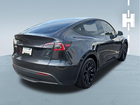 Used 2024 Tesla Model Y Long Range RWD image 3
