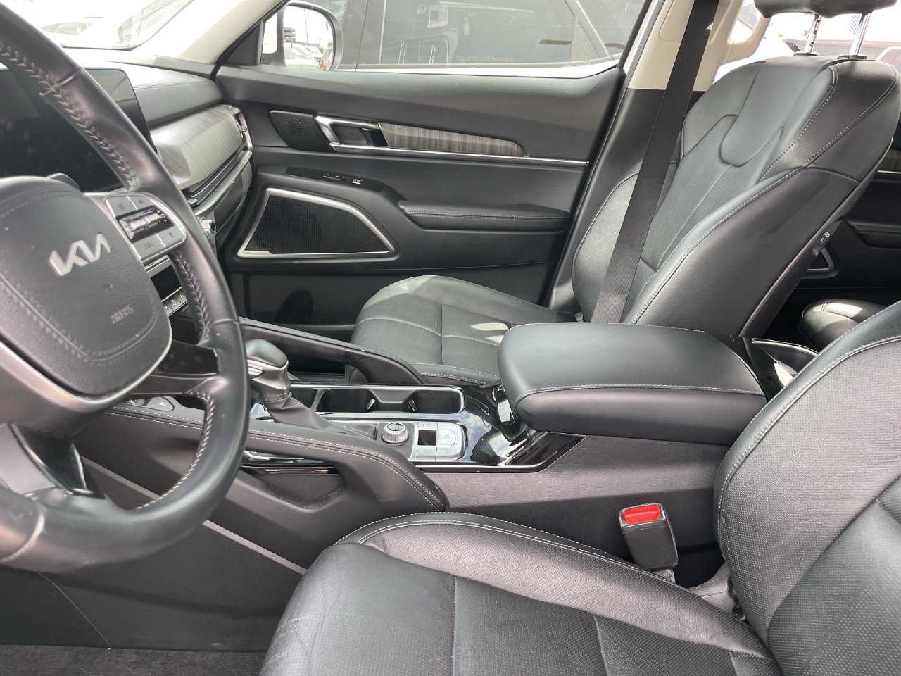 Certified 2025 Kia Telluride EX w/ EX Captain's Chair Package FWD image 9