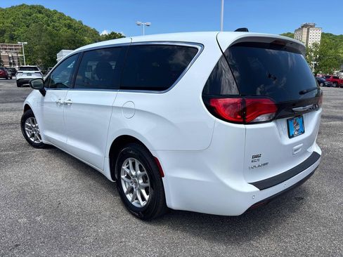 Used 2025 Chrysler Voyager LX FWD image 3