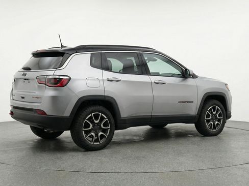 Used 2025 Jeep Compass Trailhawk AWD/4WD image 9