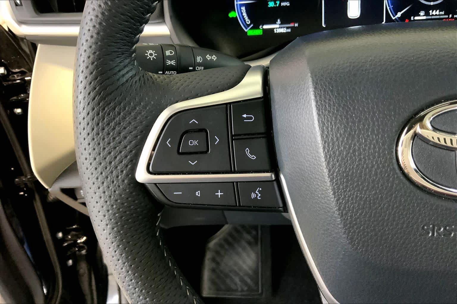 Used 2025 Toyota Sienna Platinum AWD/4WD image 23