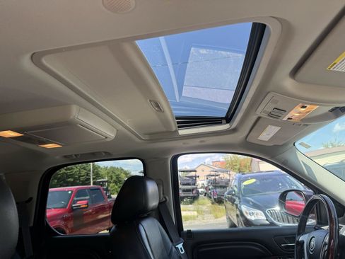 Used 2013 Cadillac Escalade Luxury AWD/4WD image 17