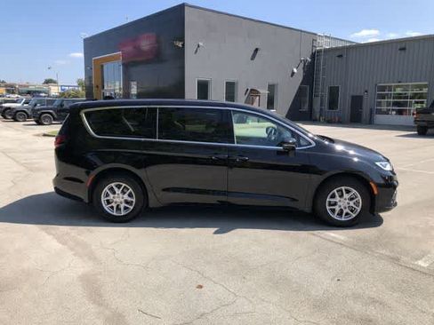 Certified 2024 Chrysler Pacifica Touring-L FWD image 7