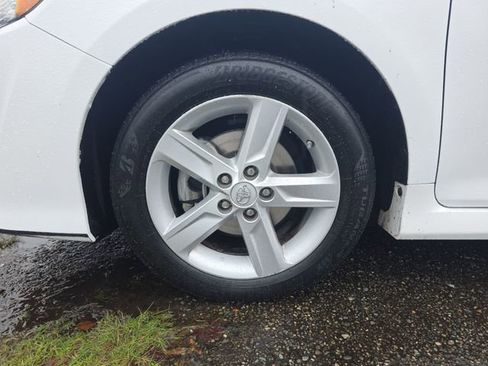 Used 2014 Toyota Camry L image 27