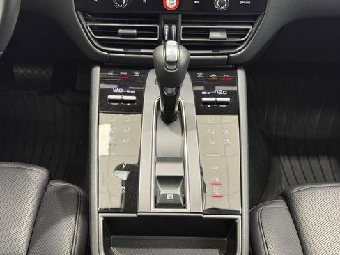 Certified 2025 Porsche Macan Turbo image 15