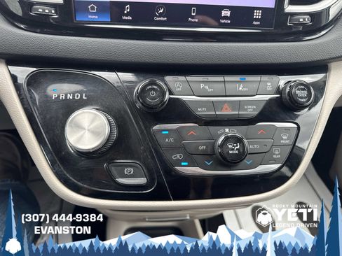 Used 2023 Chrysler Pacifica Touring-L FWD image 27