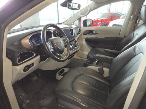 Used 2017 Chrysler Pacifica Touring-L w/ Tire & Wheel Group FWD image 15
