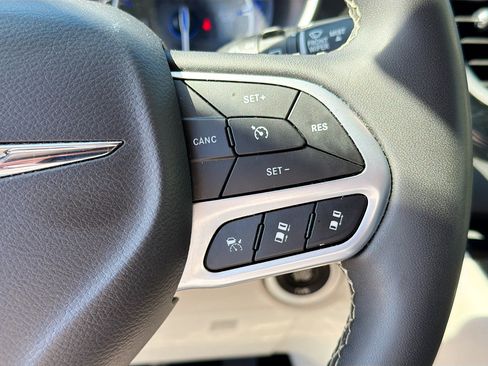 Used 2024 Chrysler Pacifica Touring-L image 33