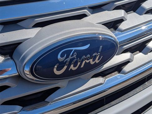 Used 2018 Ford Explorer XLT w/ Equipment Group 202A image 10