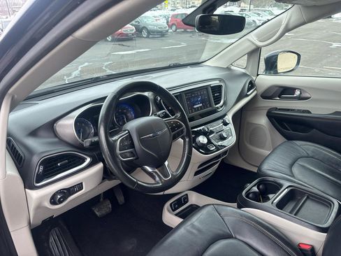 Used 2020 Chrysler Pacifica Touring-L image 13