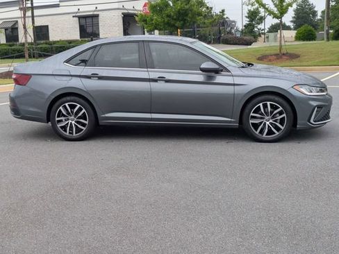 Certified 2025 Volkswagen Jetta SE FWD image 3