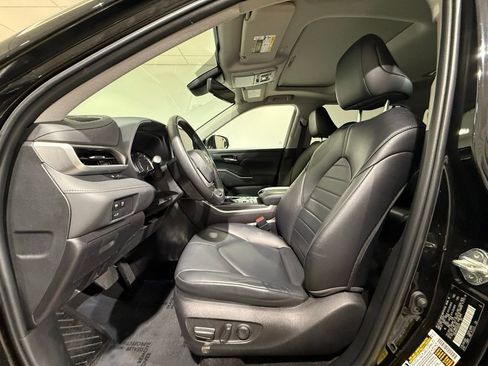 Used 2023 Toyota Highlander XLE AWD/4WD image 13