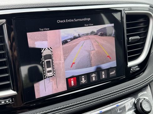 New 2026 Chrysler Pacifica Select FWD image 18