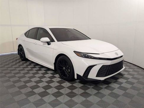 Certified 2025 Toyota Camry SE FWD image 3