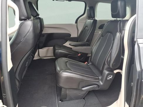 Used 2024 Chrysler Pacifica Touring-L FWD image 20