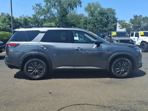 Used 2022 Nissan Pathfinder SV w/ SV Premium Package AWD/4WD image 4