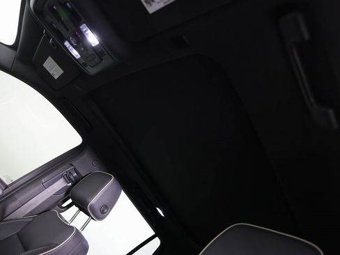 Used 2021 GMC Yukon SLT w/ SLT Premium Package image 6