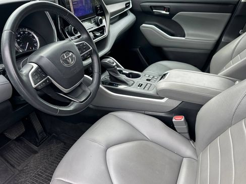 Used 2023 Toyota Highlander XLE AWD/4WD image 10
