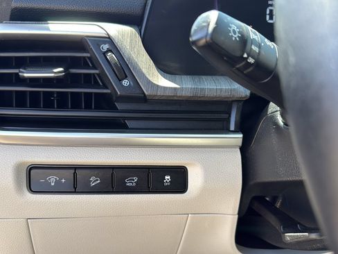 Used 2024 Kia Telluride EX w/ EX Captain's Chair Package FWD image 17
