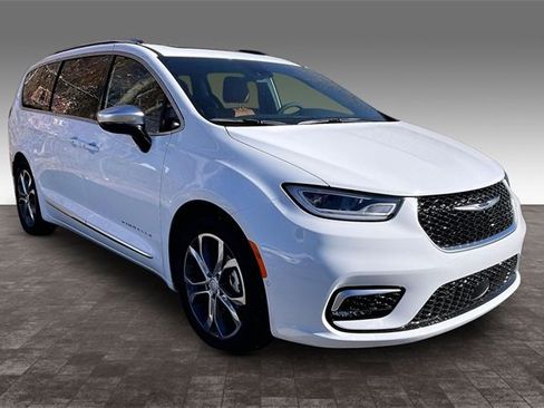 Used 2026 Chrysler Pacifica Pinnacle image 2