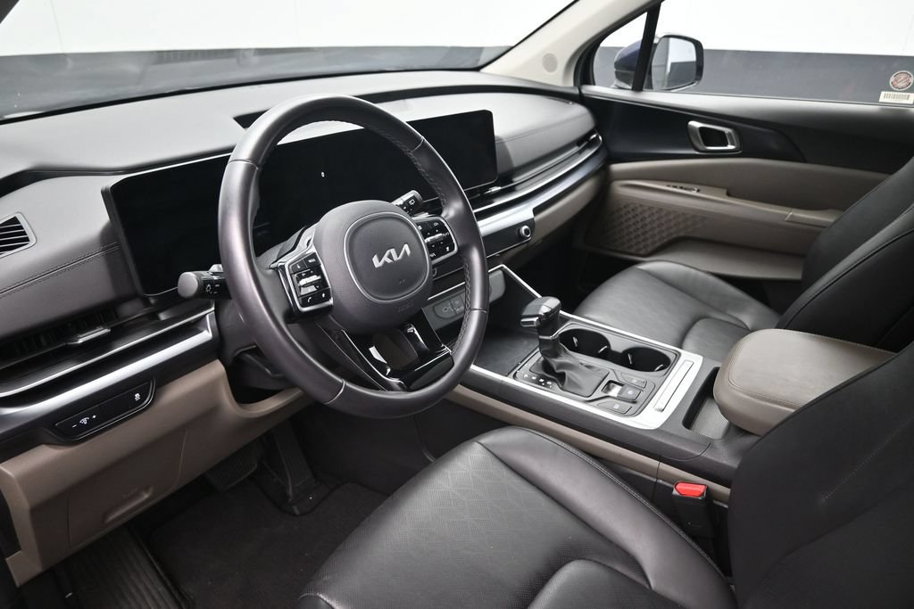 Used 2025 Kia Carnival FWD image 21