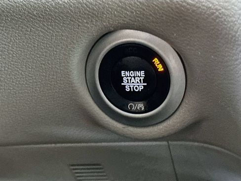 Used 2023 Chrysler Pacifica Touring-L FWD image 27