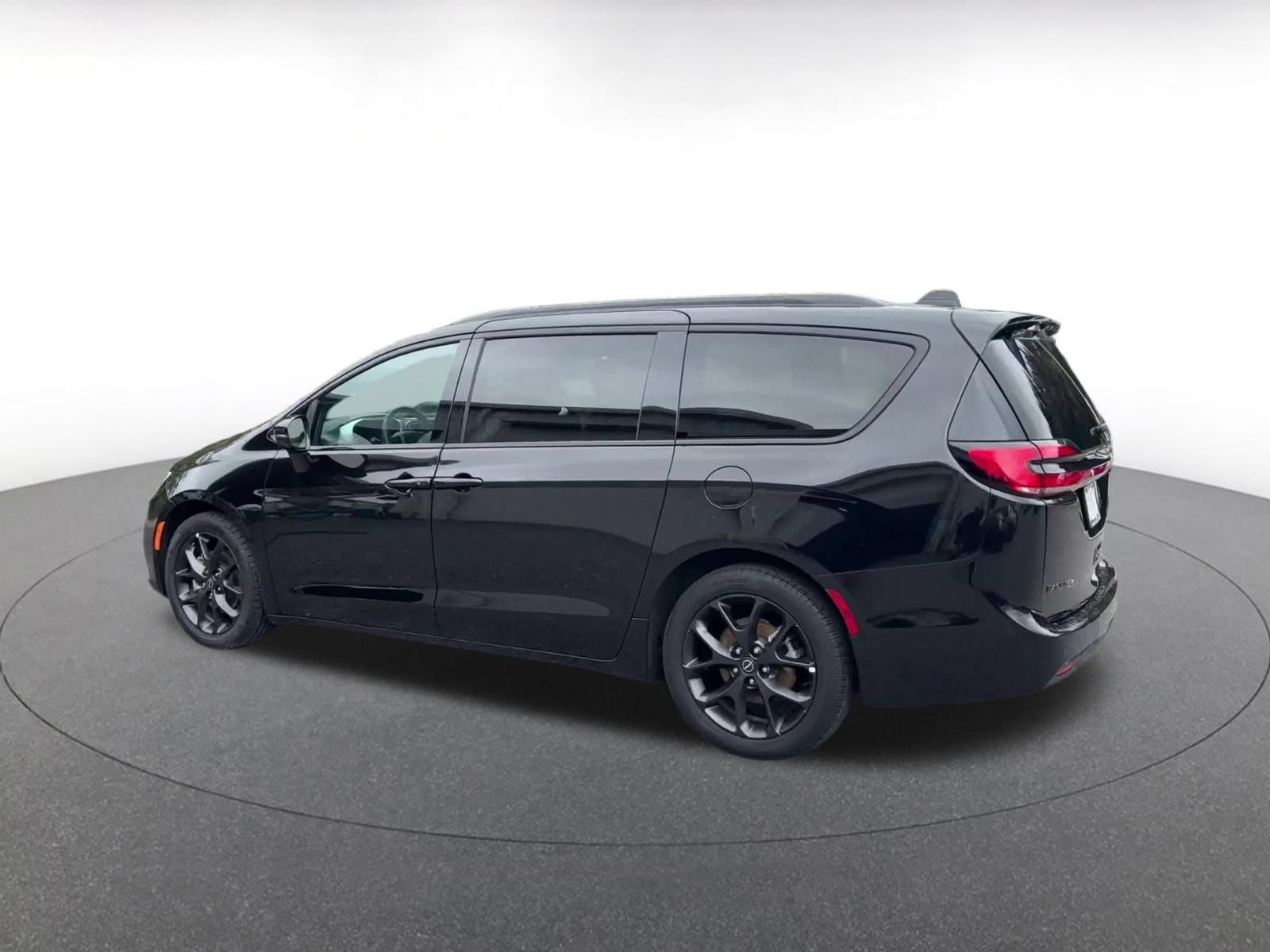 Used 2025 Chrysler Pacifica Limited FWD image 8