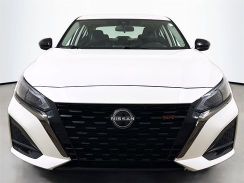 Used 2024 Nissan Altima 2.5 SR image 2