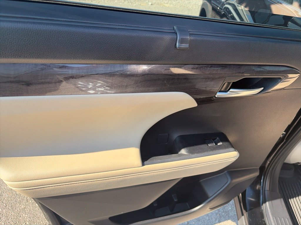 Used 2024 Toyota Highlander Limited AWD/4WD image 12