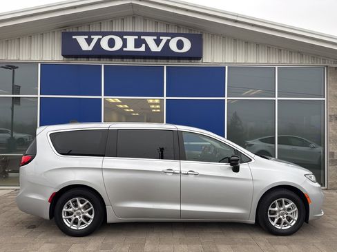 Used 2024 Chrysler Pacifica Touring-L image 7