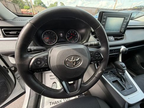 Used 2019 Toyota RAV4 LE FWD image 18