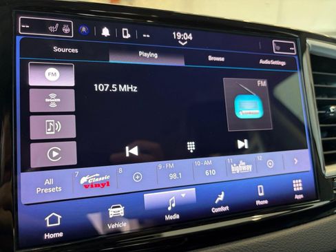 Used 2023 Chrysler Pacifica Touring-L FWD image 23
