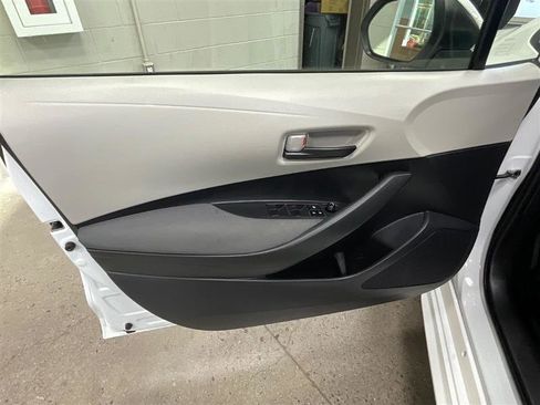 Used 2022 Toyota Corolla LE image 8