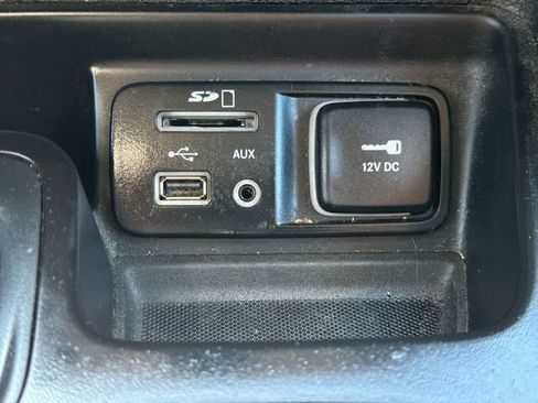 Used 2017 Jeep Cherokee Latitude w/ Cold Weather Group AWD/4WD image 33