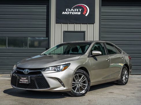 Used 2017 Toyota Camry SE FWD image 3