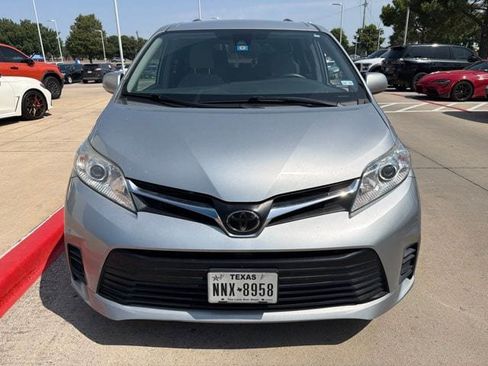 Used 2019 Toyota Sienna LE FWD image 2