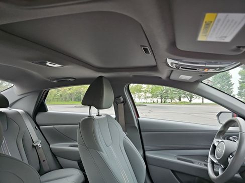 Used 2025 Hyundai Elantra SEL FWD image 13