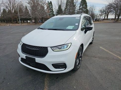 Used 2025 Chrysler Pacifica Limited FWD image 2