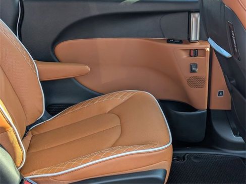 New 2026 Chrysler Pacifica Pinnacle image 32