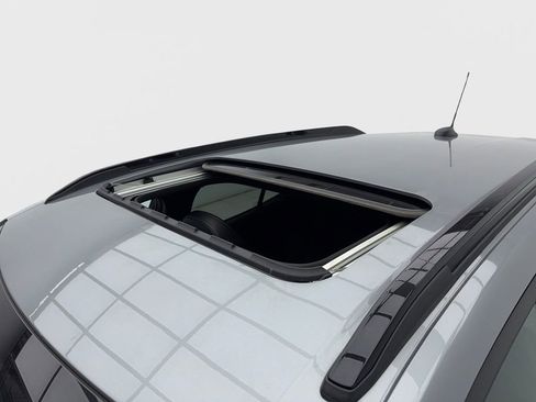 Used 2025 Chevrolet Trax RS w/ Sunroof Package image 11